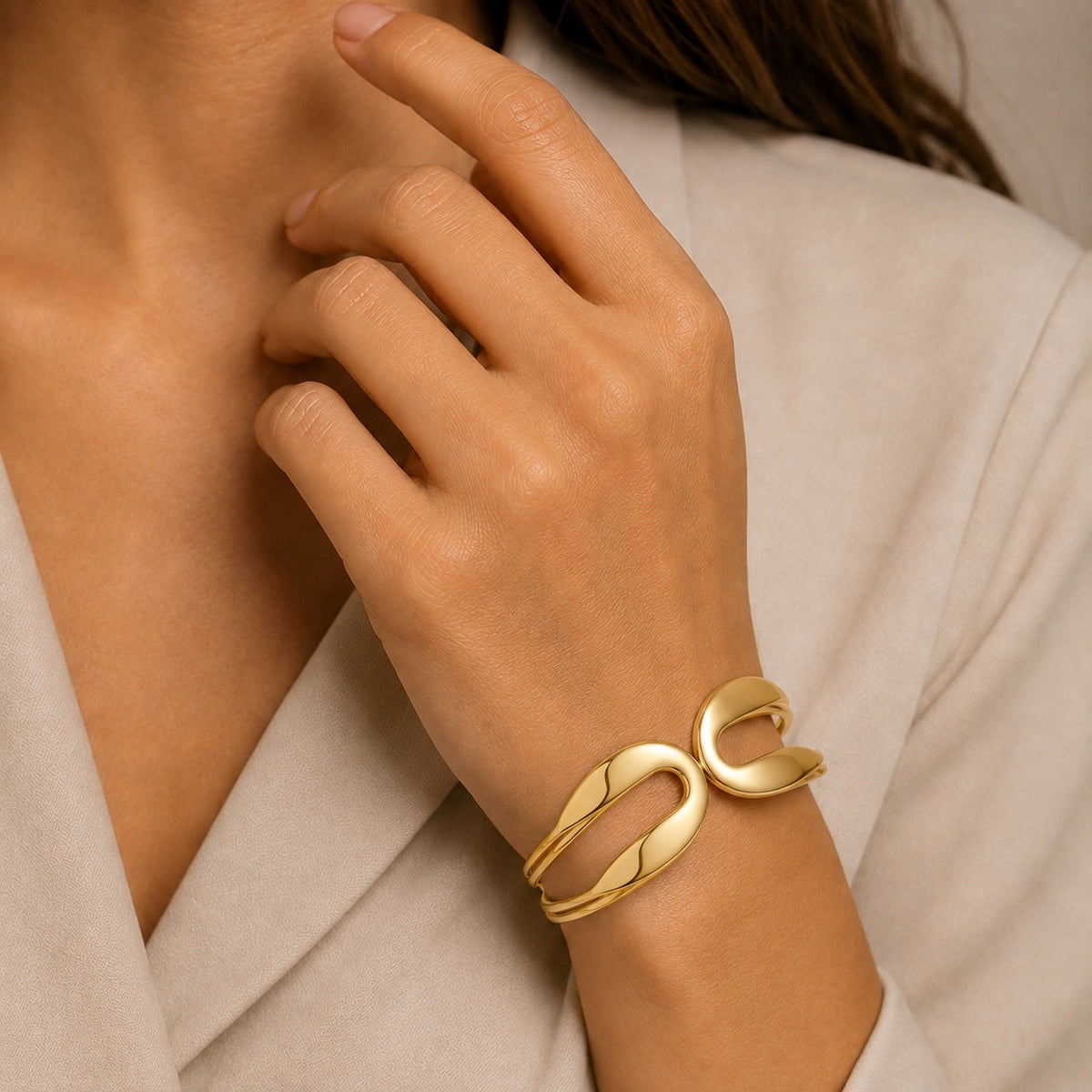 Élan Sculptural Cuff Bracelet – Gold Open-Swirl Statement Bracelet